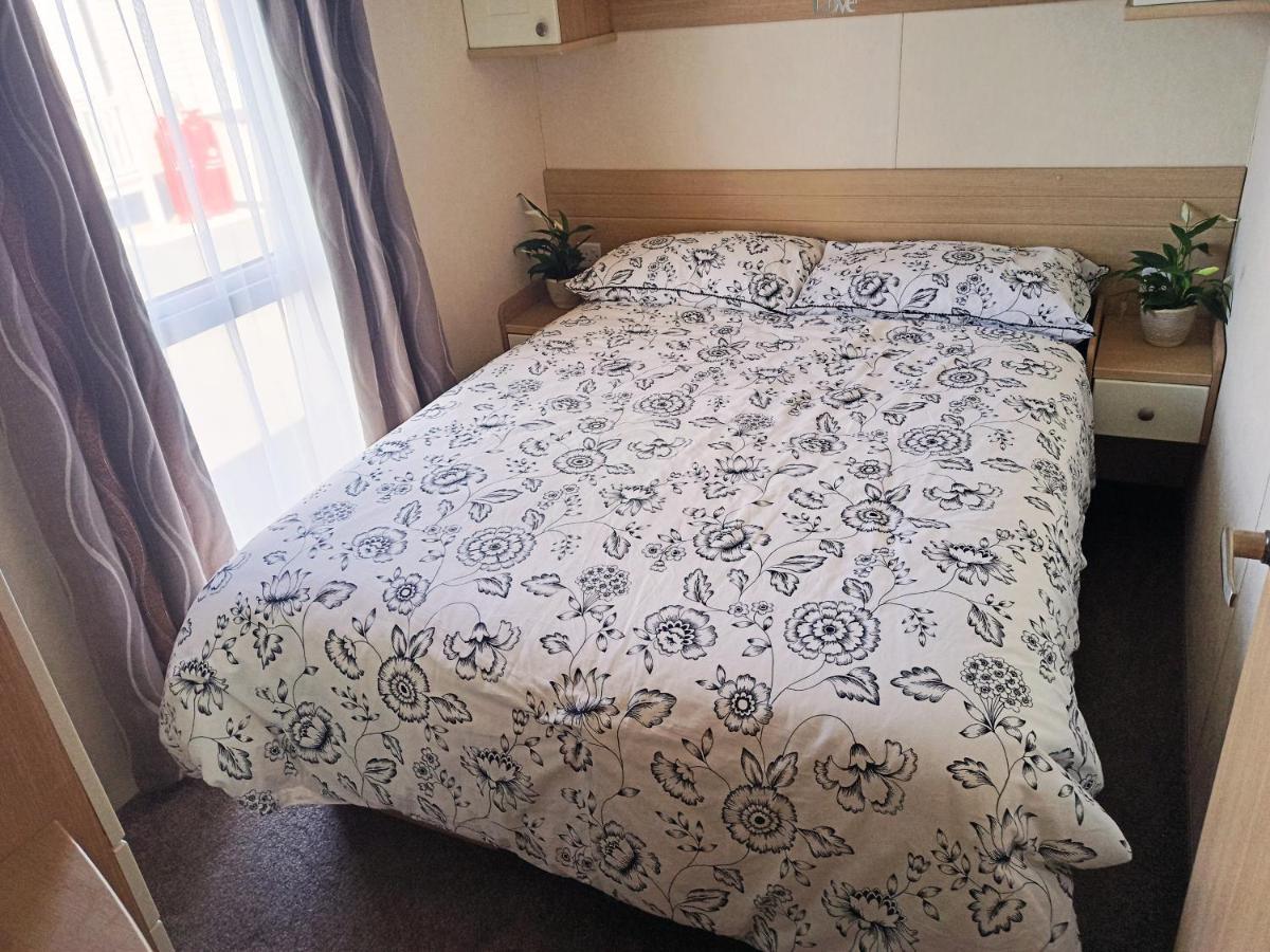 Holiday home 2 Bedroom Static Caravan C3 On Quiet Park Near Talacre And - Pet Friendly
