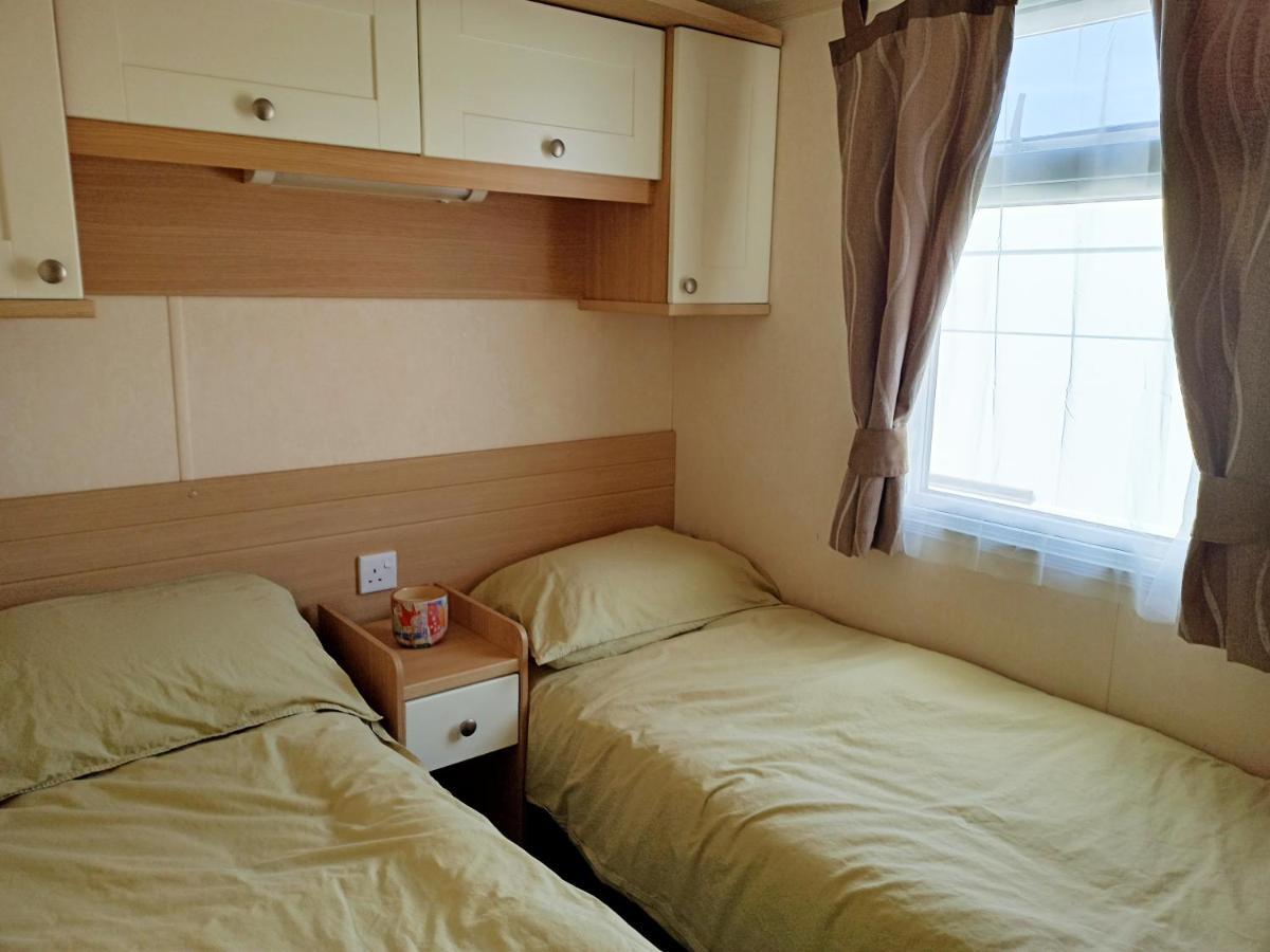 Holiday home 2 Bedroom Static Caravan C3 On Quiet Park Near Talacre And - Pet Friendly Prestatyn